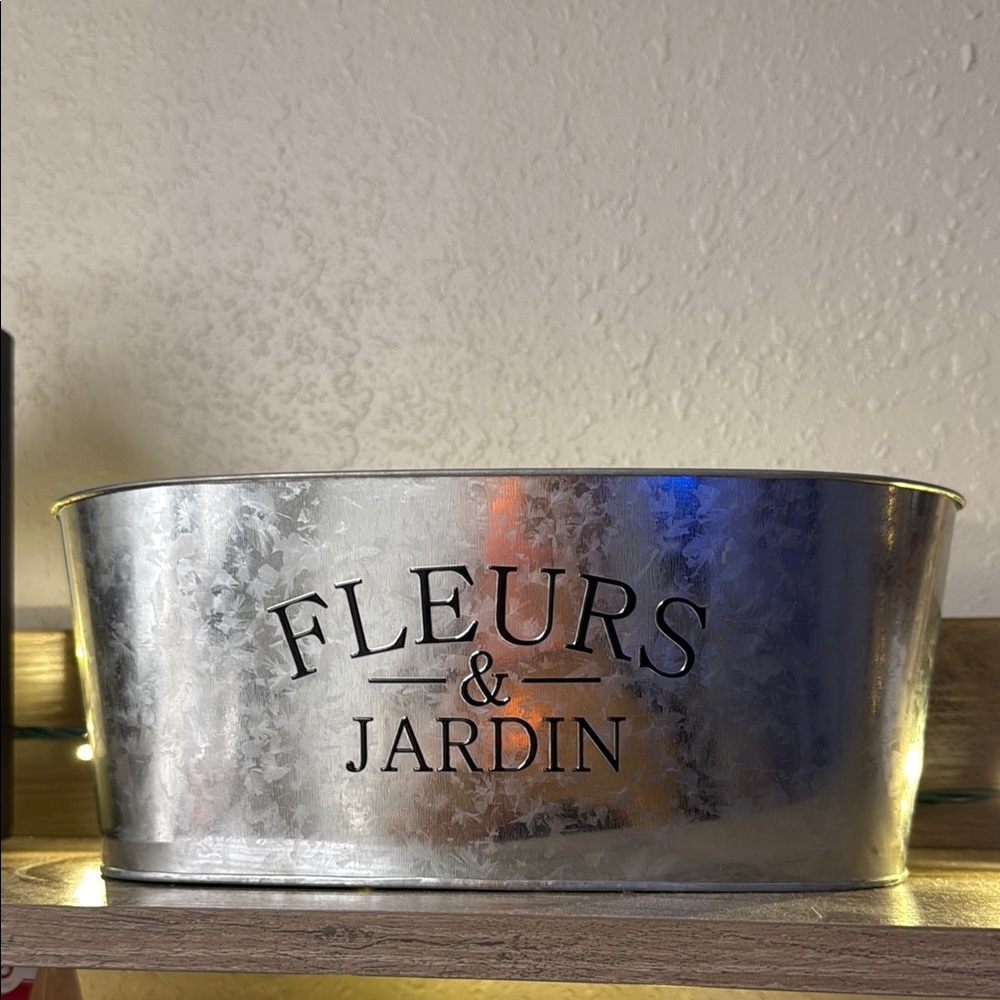 Fleurs & Jardin Galvanized Metal Planter